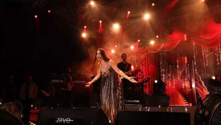 Simge Sağın, Uluslararası Silifke Müzik ve Folklor Festivali’nde Sahne Aldı